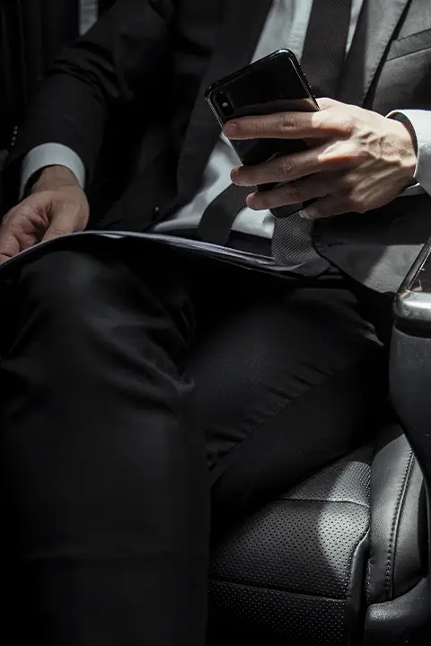 hombre usando teléfono dentro limusina